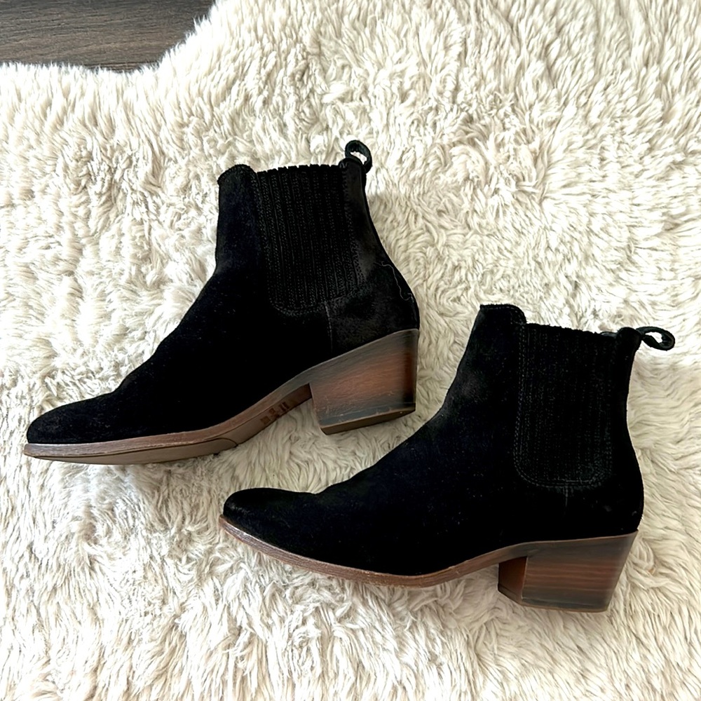 Thursday Dreamer in black suede